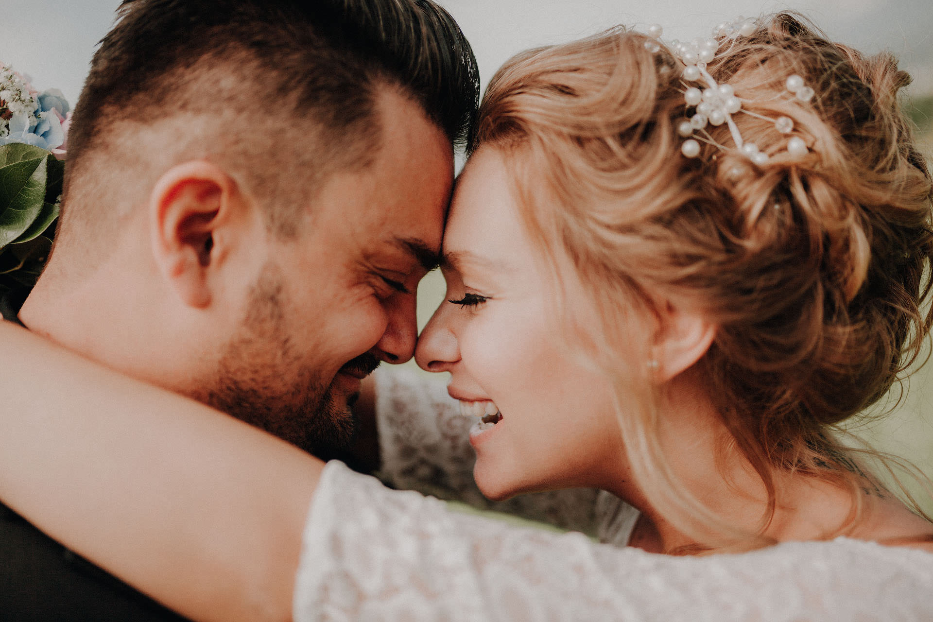 Emotionales Pärchen mit Vintage Look Hochzeit in Hall in Tirol, Österreich