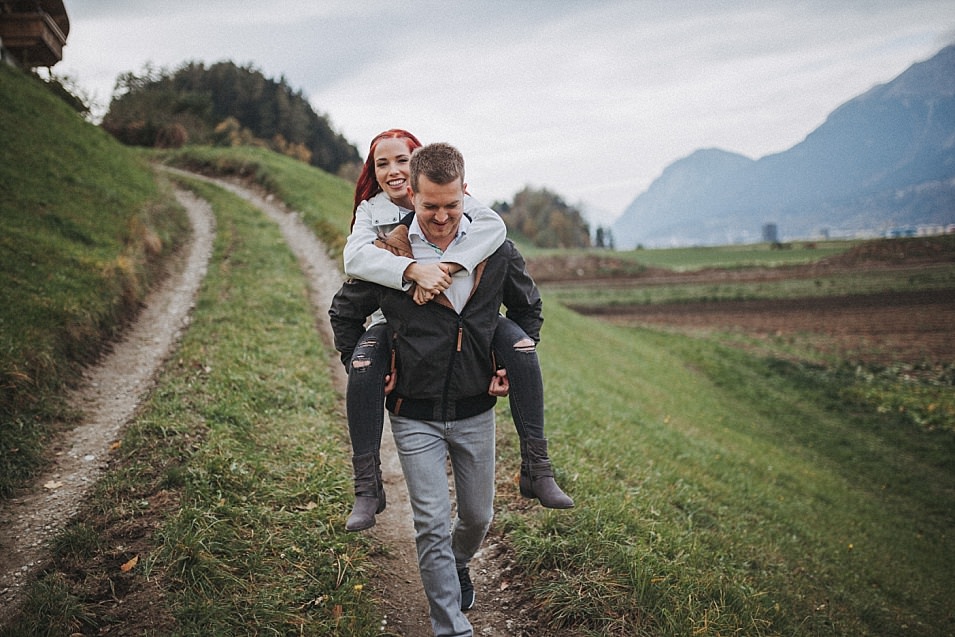 Traumlicht-Hochzeitsfotograf-Tirol-Paarshooting-Ampass-Innsbruck-Wald-Inn-Berge-Natürlichkeit-Emotionen-Hochzeitsfotografie-Panorama-Mils-Inntal-Unterland-Liebe-Romantik