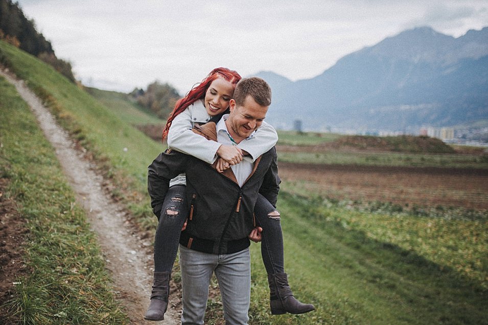 Traumlicht-Hochzeitsfotograf-Tirol-Paarshooting-Ampass-Innsbruck-Wald-Inn-Berge-Natürlichkeit-Emotionen-Hochzeitsfotografie-Panorama-Mils-Inntal-Unterland-Liebe-Romantik