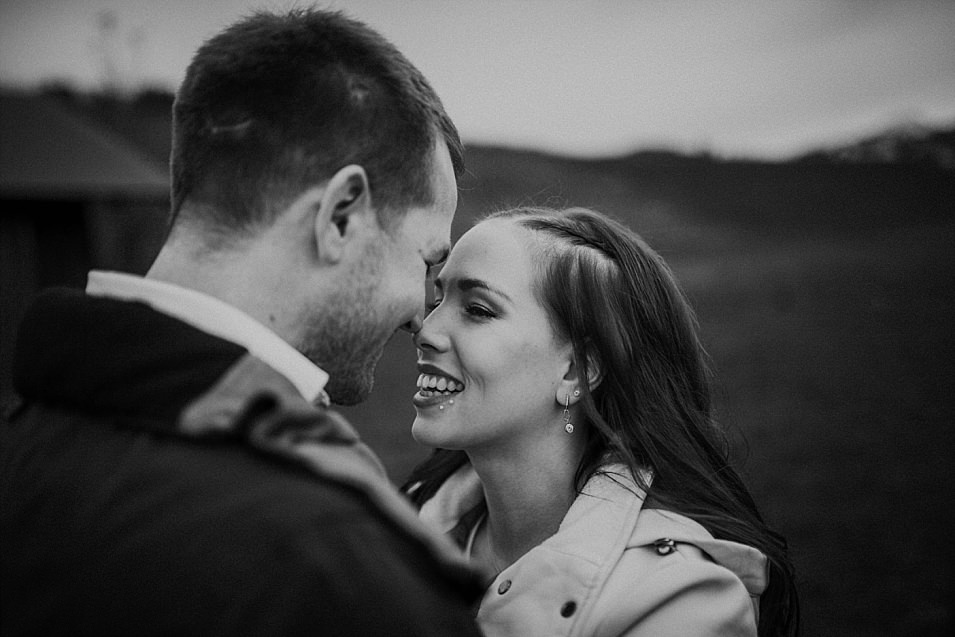 Traumlicht-Hochzeitsfotograf-Tirol-Paarshooting-Ampass-Innsbruck-Wald-Inn-Berge-Natürlichkeit-Emotionen-Hochzeitsfotografie-Panorama-Mils-Inntal-Unterland-Liebe-Romantik