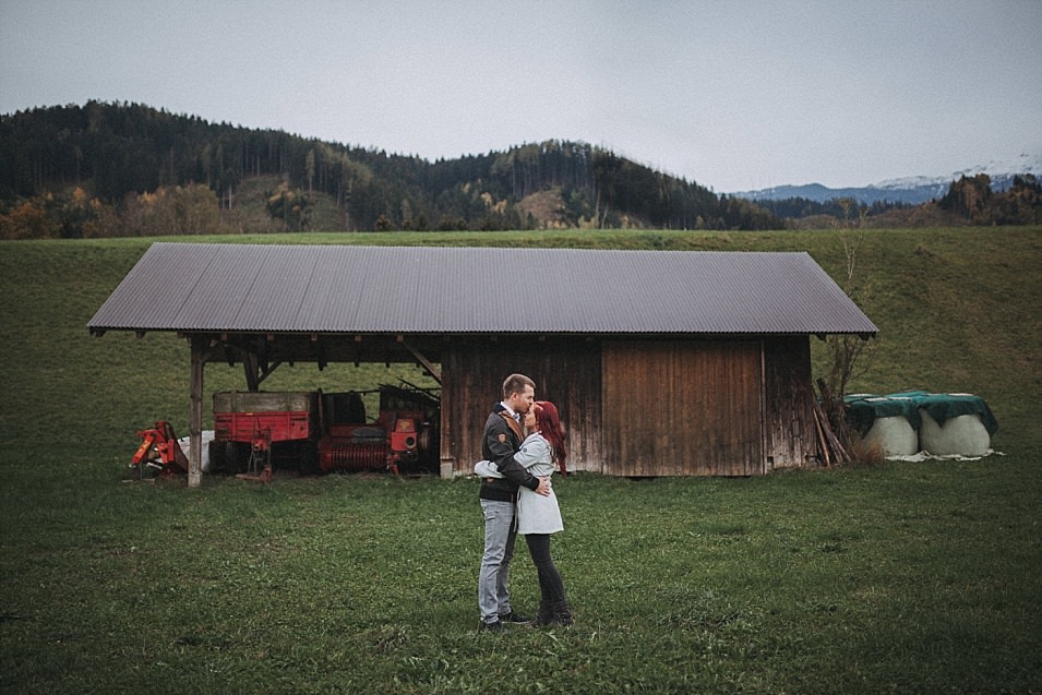 Traumlicht-Hochzeitsfotograf-Tirol-Paarshooting-Ampass-Innsbruck-Wald-Inn-Berge-Natürlichkeit-Emotionen-Hochzeitsfotografie-Panorama-Mils-Inntal-Unterland-Liebe-Romantik