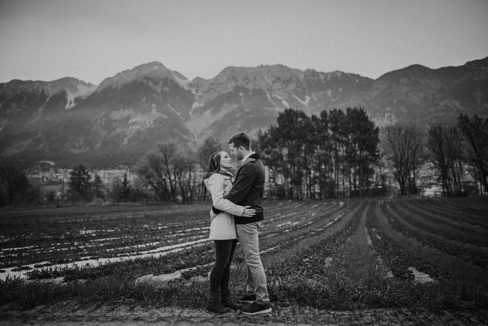 Traumlicht-Hochzeitsfotograf-Tirol-Paarshooting-Ampass-Innsbruck-Wald-Inn-Berge-Natürlichkeit-Emotionen-Hochzeitsfotografie-Panorama-Mils-Inntal-Unterland-Liebe-Romantik