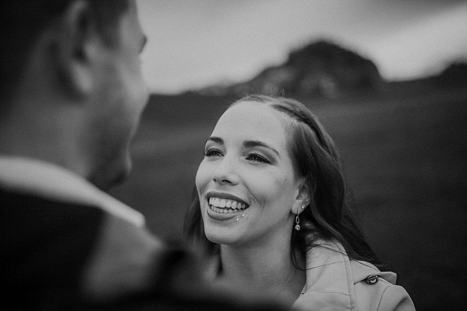 Traumlicht-Hochzeitsfotograf-Tirol-Paarshooting-Ampass-Innsbruck-Wald-Inn-Berge-Natürlichkeit-Emotionen-Hochzeitsfotografie-Panorama-Mils-Inntal-Unterland-Liebe-Romantik