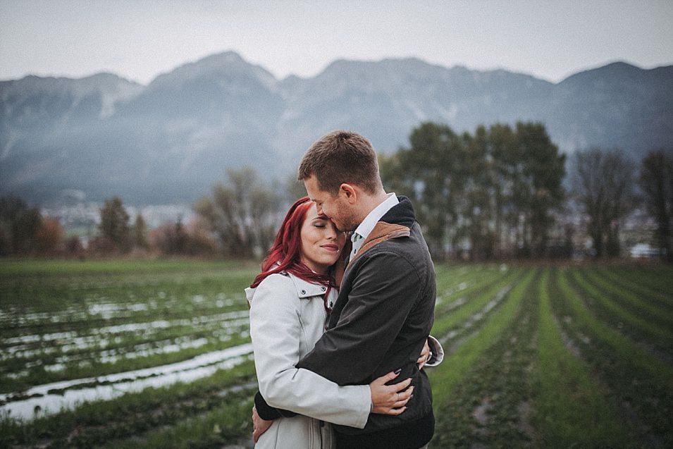 Traumlicht-Hochzeitsfotograf-Tirol-Paarshooting-Ampass-Innsbruck-Wald-Inn-Berge-Natürlichkeit-Emotionen-Hochzeitsfotografie-Panorama-Mils-Inntal-Unterland-Liebe-Romantik