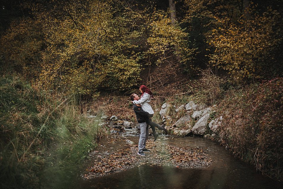 Traumlicht-Hochzeitsfotograf-Tirol-Paarshooting-Ampass-Innsbruck-Wald-Inn-Berge-Natürlichkeit-Emotionen-Hochzeitsfotografie-Panorama-Mils-Inntal-Unterland-Liebe-Romantik