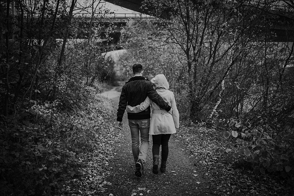 Traumlicht-Hochzeitsfotograf-Tirol-Paarshooting-Ampass-Innsbruck-Wald-Inn-Berge-Natürlichkeit-Emotionen-Hochzeitsfotografie-Panorama-Mils-Inntal-Unterland-Liebe-Romantik