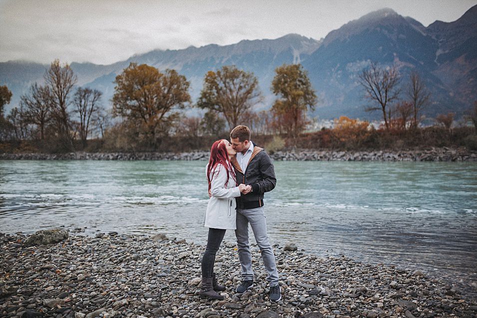 Traumlicht-Hochzeitsfotograf-Tirol-Paarshooting-Ampass-Innsbruck-Wald-Inn-Berge-Natürlichkeit-Emotionen-Hochzeitsfotografie-Panorama-Mils-Inntal-Unterland-Liebe-Romantik