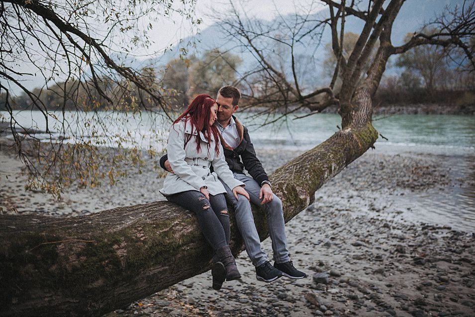 Traumlicht-Hochzeitsfotograf-Tirol-Paarshooting-Ampass-Innsbruck-Wald-Inn-Berge-Natürlichkeit-Emotionen-Hochzeitsfotografie-Panorama-Mils-Inntal-Unterland-Liebe-Romantik