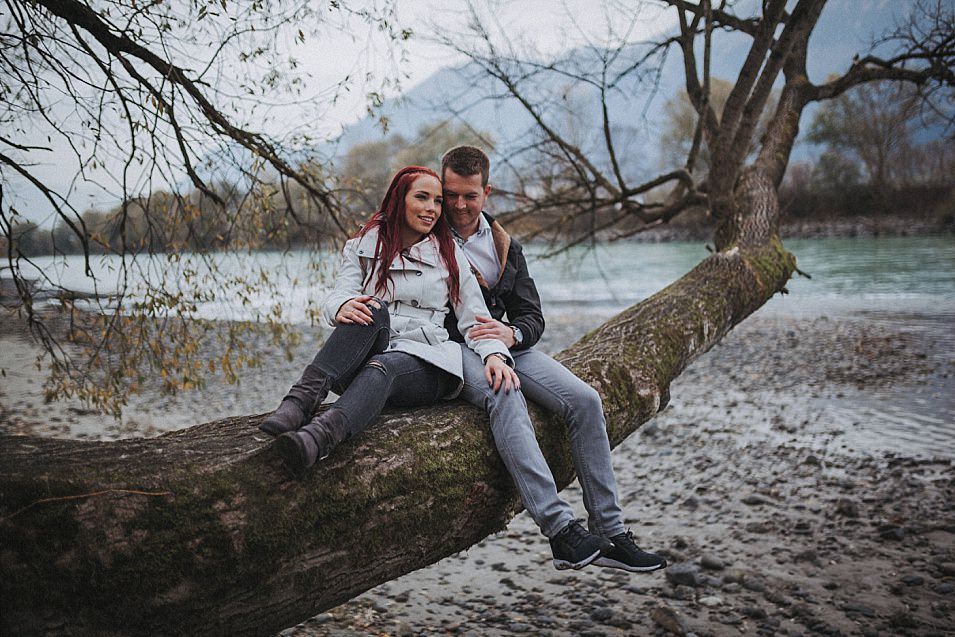 Traumlicht-Hochzeitsfotograf-Tirol-Paarshooting-Ampass-Innsbruck-Wald-Inn-Berge-Natürlichkeit-Emotionen-Hochzeitsfotografie-Panorama-Mils-Inntal-Unterland-Liebe-Romantik