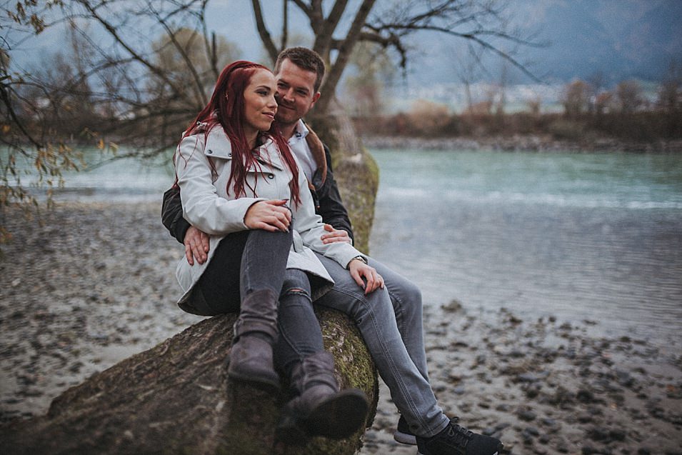 Traumlicht-Hochzeitsfotograf-Tirol-Paarshooting-Ampass-Innsbruck-Wald-Inn-Berge-Natürlichkeit-Emotionen-Hochzeitsfotografie-Panorama-Mils-Inntal-Unterland-Liebe-Romantik