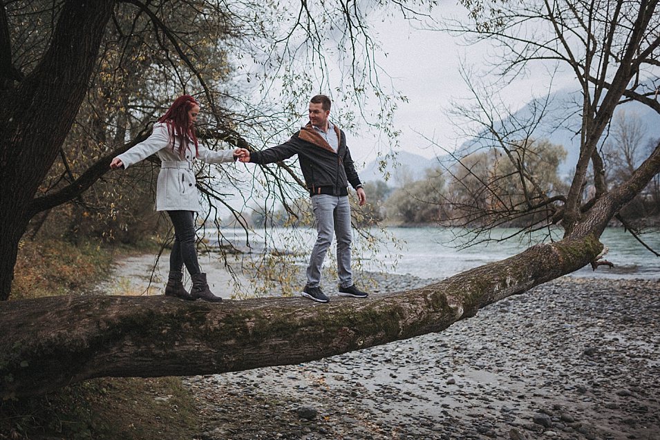 Traumlicht-Hochzeitsfotograf-Tirol-Paarshooting-Ampass-Innsbruck-Wald-Inn-Berge-Natürlichkeit-Emotionen-Hochzeitsfotografie-Panorama-Mils-Inntal-Unterland-Liebe-Romantik