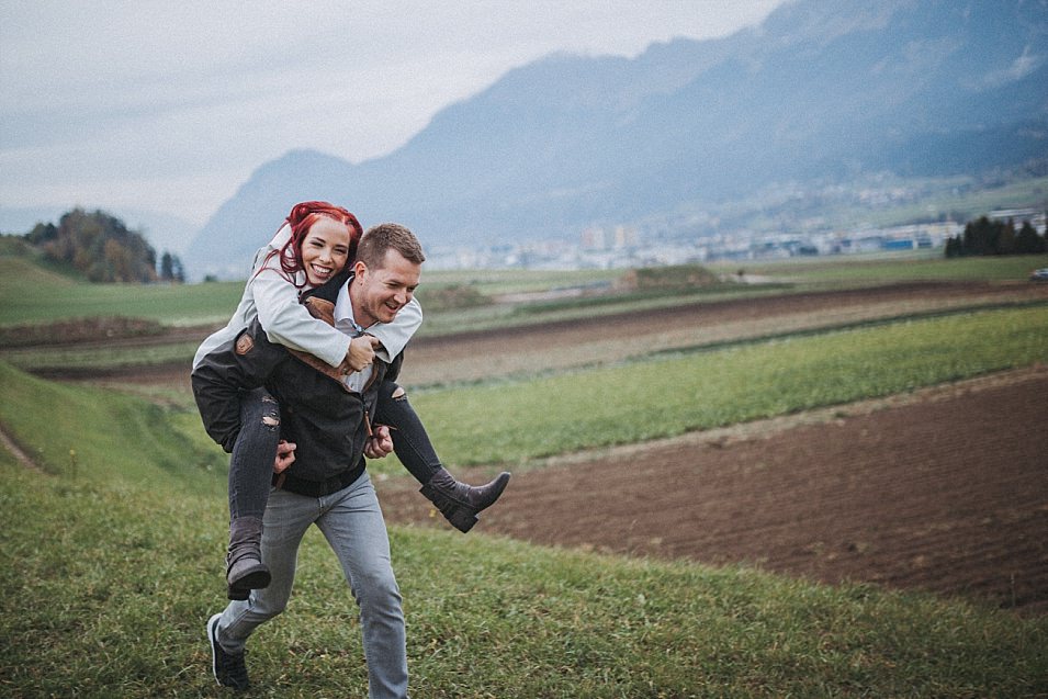 Traumlicht-Hochzeitsfotograf-Tirol-Paarshooting-Ampass-Innsbruck-Wald-Inn-Berge-Natürlichkeit-Emotionen-Hochzeitsfotografie-Panorama-Mils-Inntal-Unterland-Liebe-Romantik