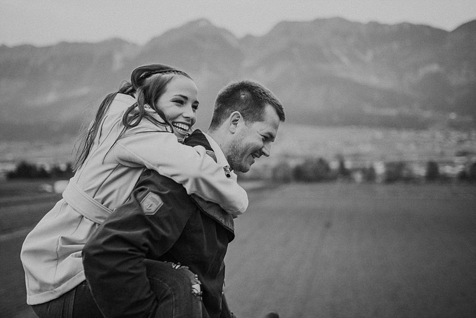 Traumlicht-Hochzeitsfotograf-Tirol-Paarshooting-Ampass-Innsbruck-Wald-Inn-Berge-Natürlichkeit-Emotionen-Hochzeitsfotografie-Panorama-Mils-Inntal-Unterland-Liebe-Romantik